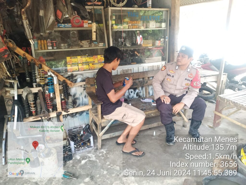 Polsek Menes Gelar Patroli Dialogis dan Himbauan Kamtibmas pada Bengkel Motor Malam Hari 1 WhatsApp Image 2024 06 24 at 17.00.59
