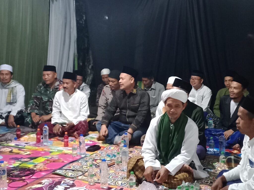 Laksanakan Silaturahmi Kamtibmas, Kanit Binmas Polsek Angsana Polres Pandeglang Hadir di Pengajian Warga Desa Padamulya 2 WhatsApp Image 2024 06 24 at 18.39.39