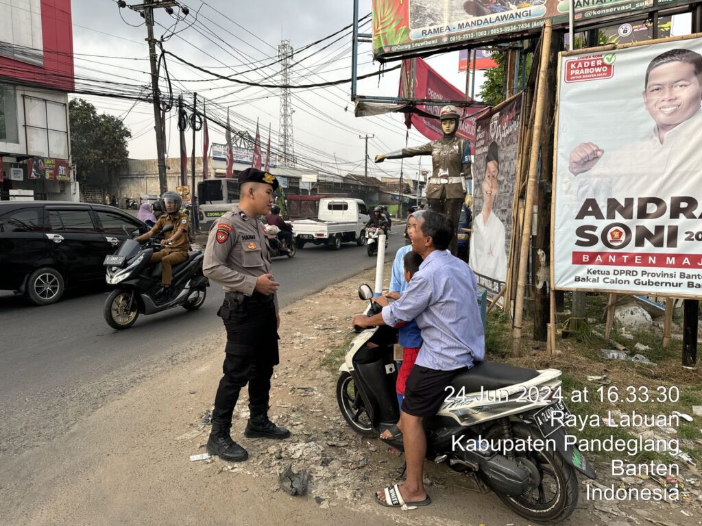 Sat Samapta Polres Pandeglang Berikan Himbauan Kepada Pengendara yang Tidak Menggunakan Helm di Pertigaan Cipacung 3 WhatsApp Image 2024 06 24 at 19.15.12 1