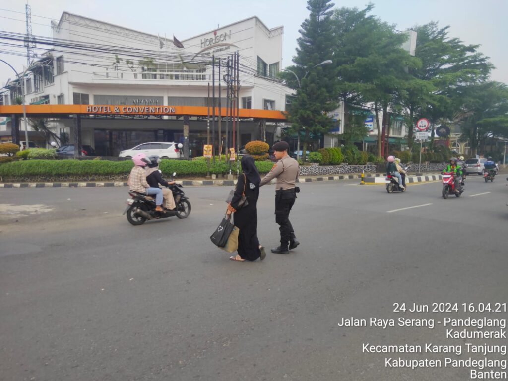 Sat Samapta Polres Pandeglang Berikan Pelayanan Prima dengan Menyebrangkan Masyarakat di Pertigaan Cigadung 4 WhatsApp Image 2024 06 24 at 19.15.12
