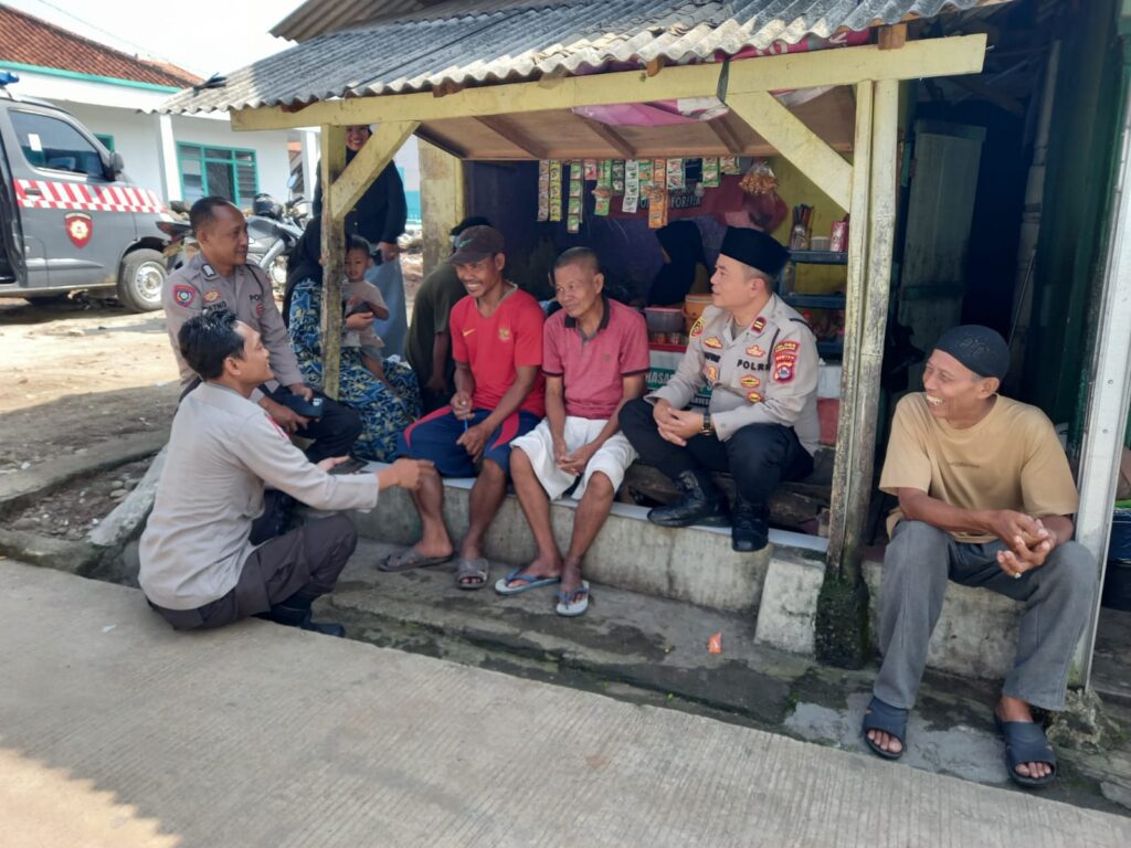 Kanit Binmas Polsek Cimanuk Bripka Kleja Jalin Kedekatan dan Komunikasi dengan Warga Desa Cimanuk 3 WhatsApp Image 2024 06 25 at 00.45.32