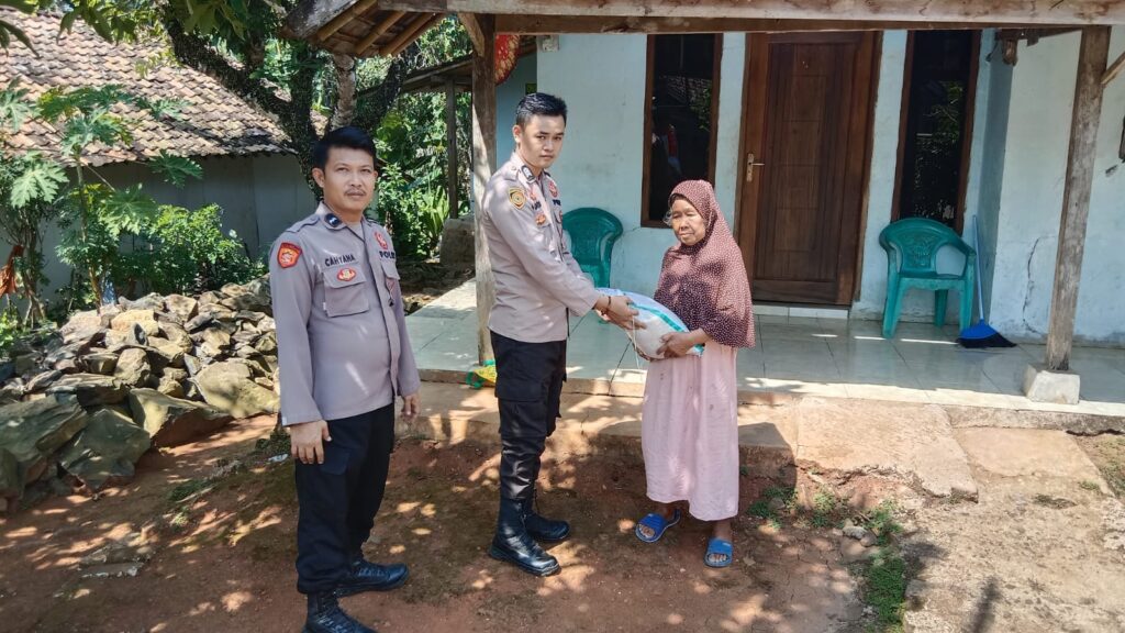 Bhabinkamtibmas Polsek Cigeulis Sambangi Warga Masyarakat dan Berikan Bantuan Sosial 4 WhatsApp Image 2024 06 25 at 01.05.13