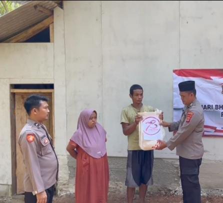 Polsek Cigeulis bersama Bhabinkamtibmas Sambangi Warga Masyarakat dan Berikan Bantuan Sosial 5 WhatsApp Image 2024 06 25 at 01.05.25