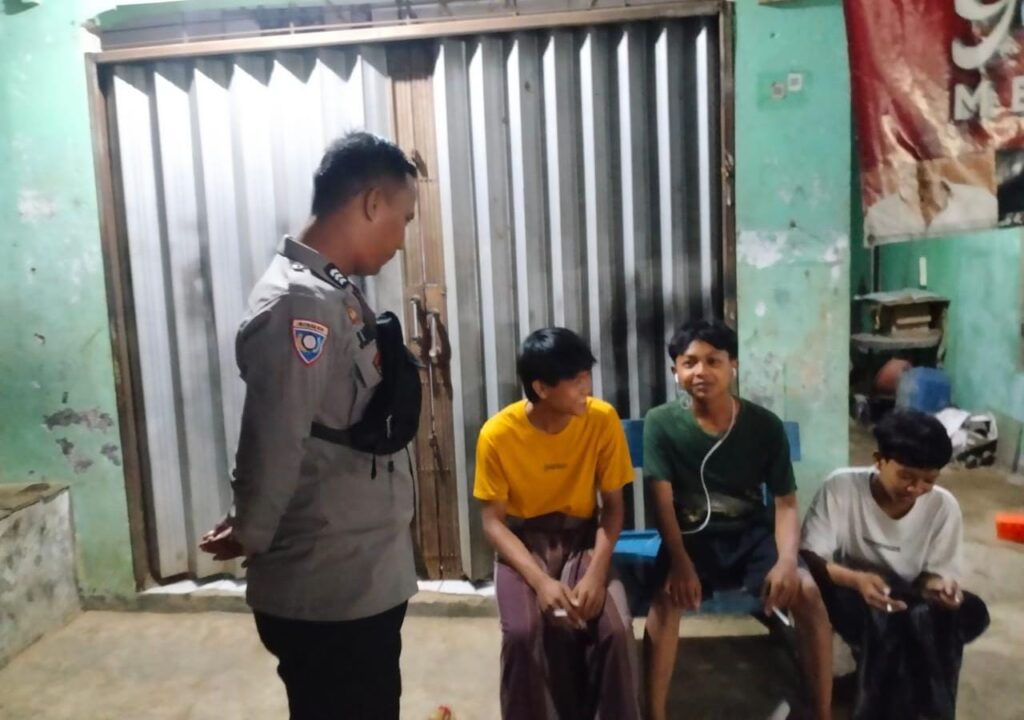 Bhabinkamtibmas Polsek Angsana Polres Pandeglang Laksanakan Patroli Malam di Desa Angsana dan Sampaikan Pesan Kamtibmas 7 WhatsApp Image 2024 06 25 at 06.06.01 1