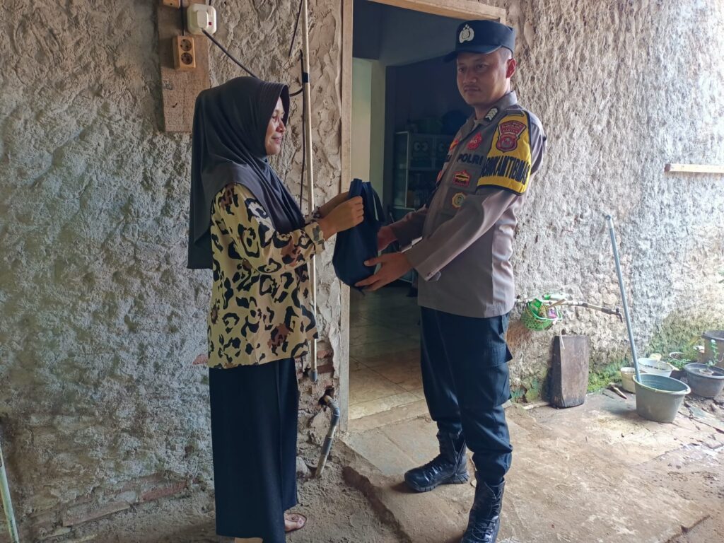 Polsek Cikeusik Gelar Bansos Kepada Ibu Ratih di Desa Cikiruhwetan 9 WhatsApp Image 2024 06 25 at 06.20.40