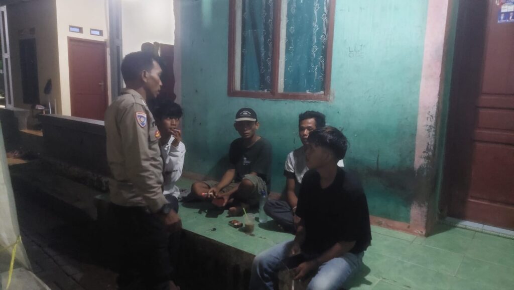 Polsek Carita: Bripka Yudi Melaksanakan Patroli Malam 10 WhatsApp Image 2024 06 25 at 06.36.06