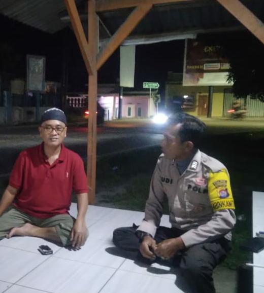 Polsek Carita: Personil Melaksanakan Patroli Malam dan Berbincang dengan Warga 1 WhatsApp Image 2024 06 25 at 06.37.43