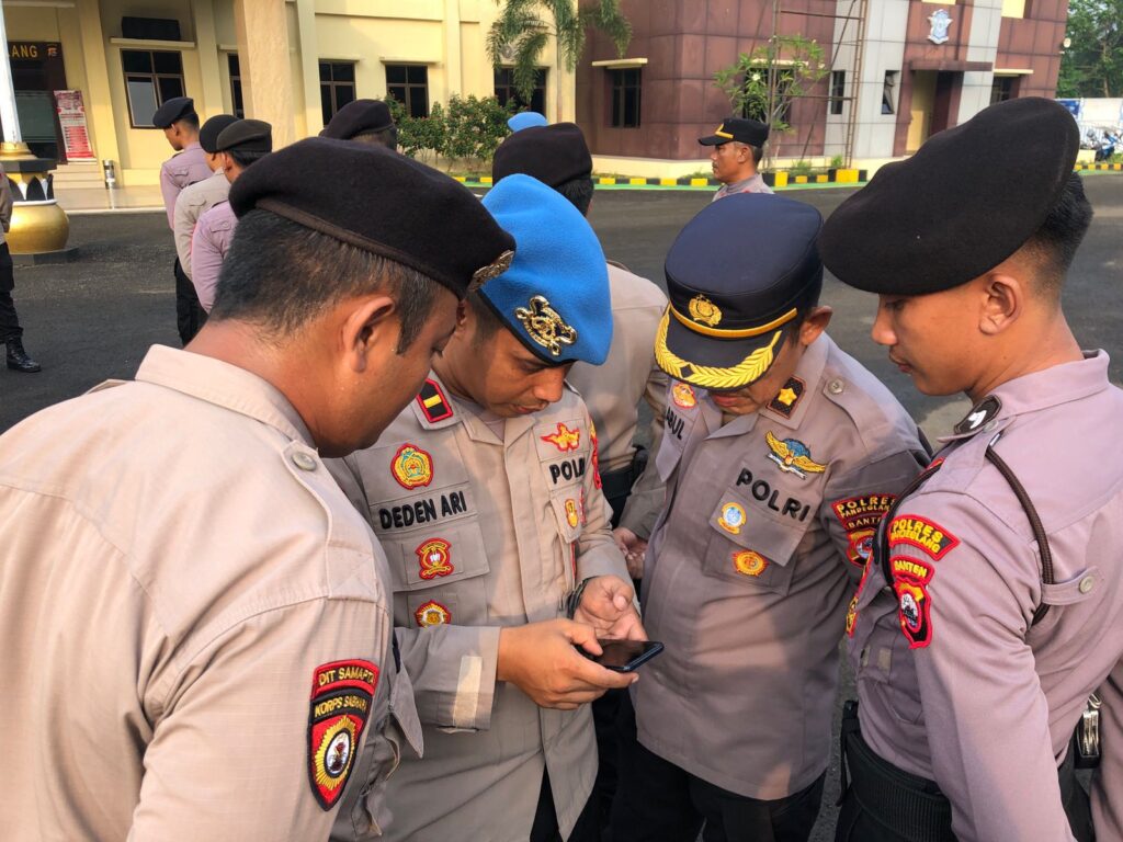 Wakapolres Pandeglang Cek HP Personel, Berantas Judi Online 2 WhatsApp Image 2024 06 25 at 07.54.45