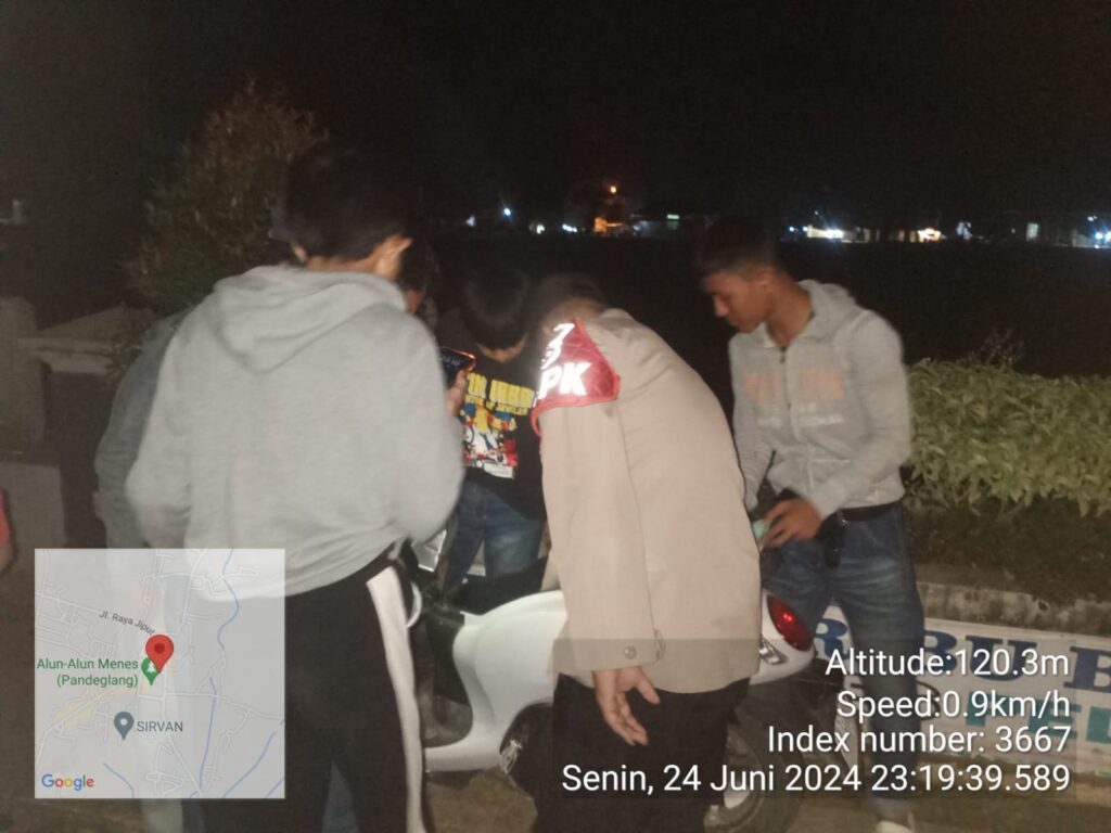 Polsek Menes Gelar Patroli Malam dan Periksa Sekelompok Pemuda di Alun-alun Menes 8 WhatsApp Image 2024 06 25 at 10.54.51