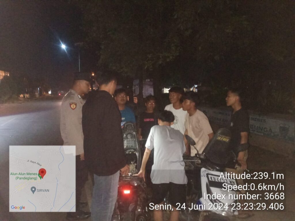 Polsek Menes Lakukan Patroli Malam dan Periksa Kendaraan Sekelompok Pemuda di Alun-Alun Menes 7 WhatsApp Image 2024 06 25 at 10.58.52