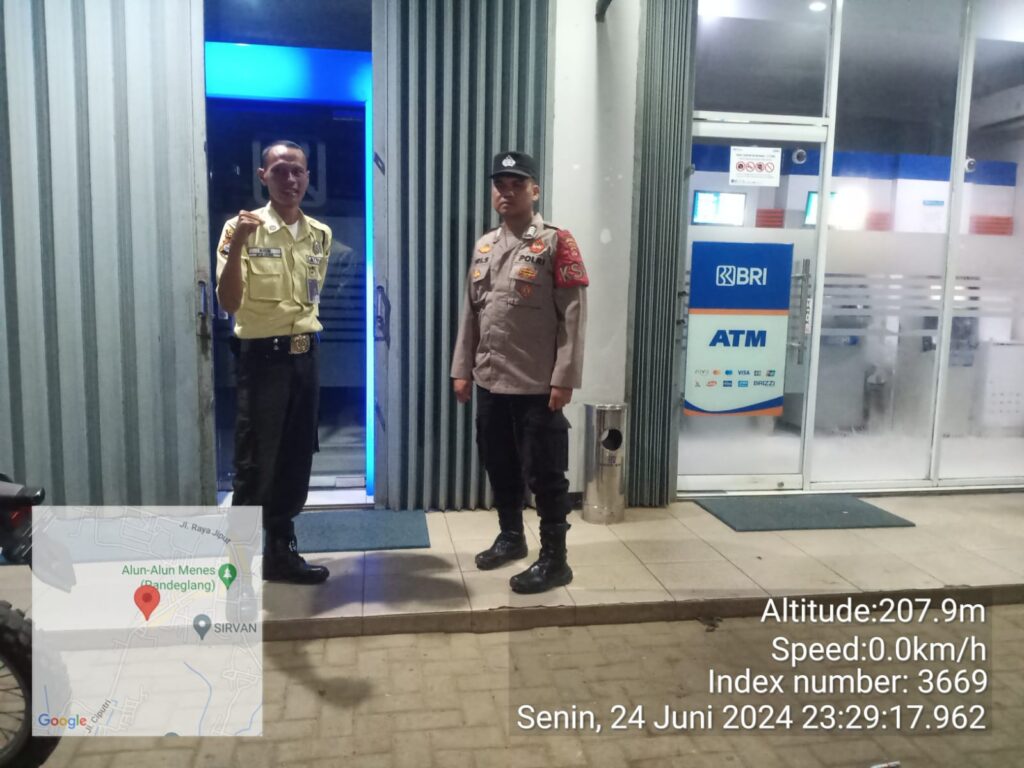 Brigadir Hikmah Bhabinkamtibmas Polsek Menes Jaga Keamanan Bersama Satpam Bank 5 WhatsApp Image 2024 06 25 at 11.17.23