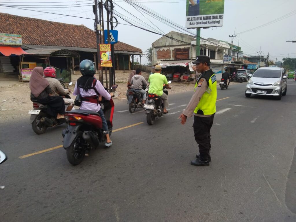 Polsek Cadasari Amankan Arus Lalu Lintas Pagi di Area Pasar 3 WhatsApp Image 2024 06 25 at 12.06.32