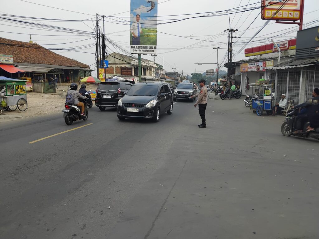 Anggota Polsek Cadasari Atur Lalu Lintas Sore Hari di Depan Pasar 10 WhatsApp Image 2024 06 25 at 12.07.45