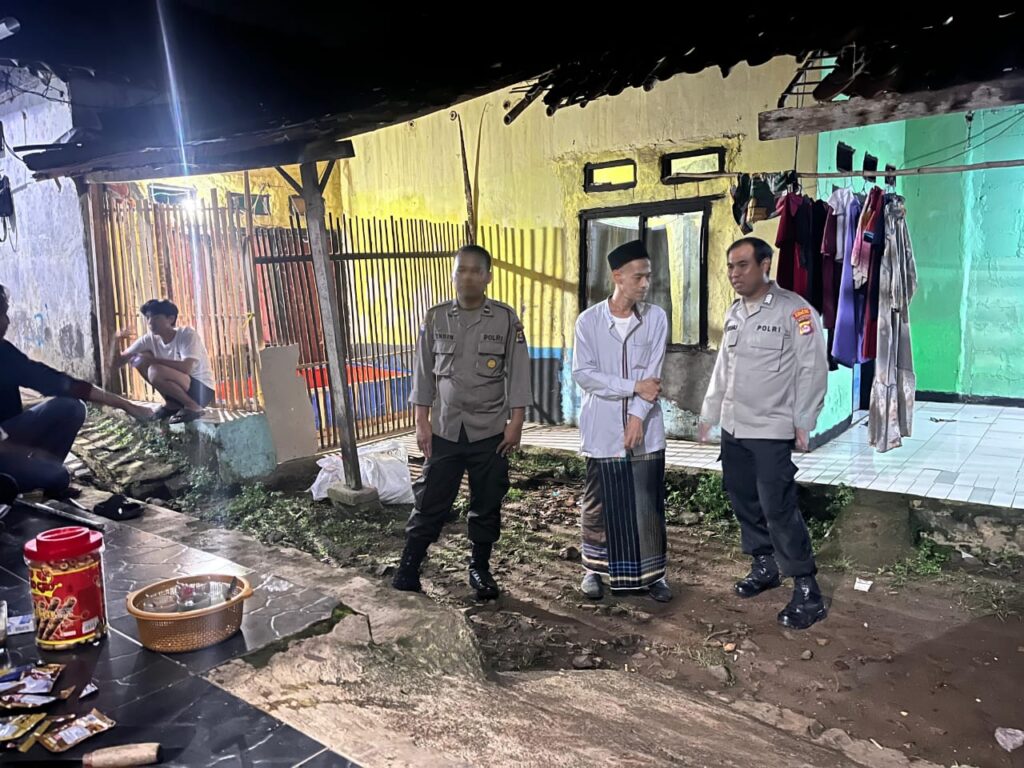 Patroli Malam Polsek Cadasari Pastikan Keamanan Warga Terjaga 7 WhatsApp Image 2024 06 25 at 12.08.51