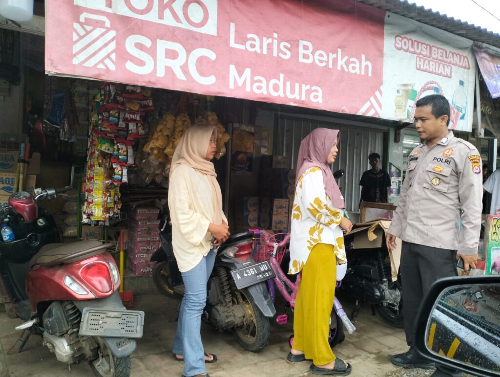 Polsek Menes Gelar Patroli Dialogis dan Himbauan Kamtibmas di Toko Sembako Menes 5 WhatsApp Image 2024 06 25 at 12.51.47
