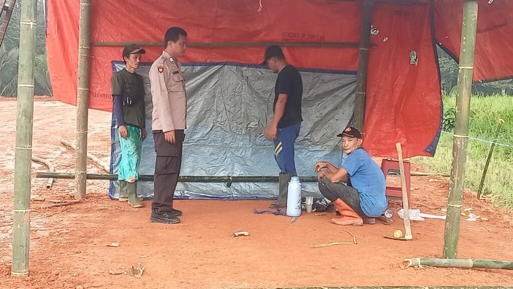 Polsek Menes Gelar Patroli Dialogis dan Himbauan Kamtibmas di Perkampungan 3 WhatsApp Image 2024 06 25 at 12.59.01