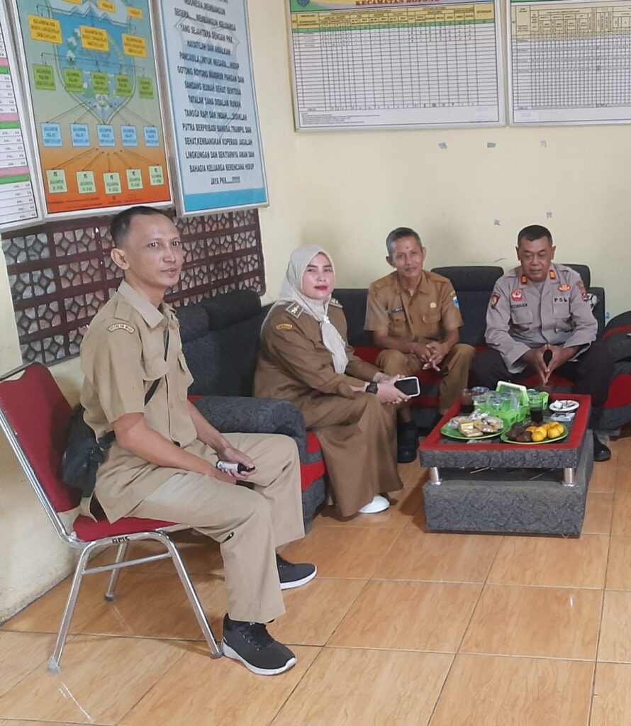 Kapolsek Bojong Polres Pandeglang AKP Kuswana Laksanakan Kegiatan Sambang di Desa Banyumas 9 WhatsApp Image 2024 06 25 at 14.44.06