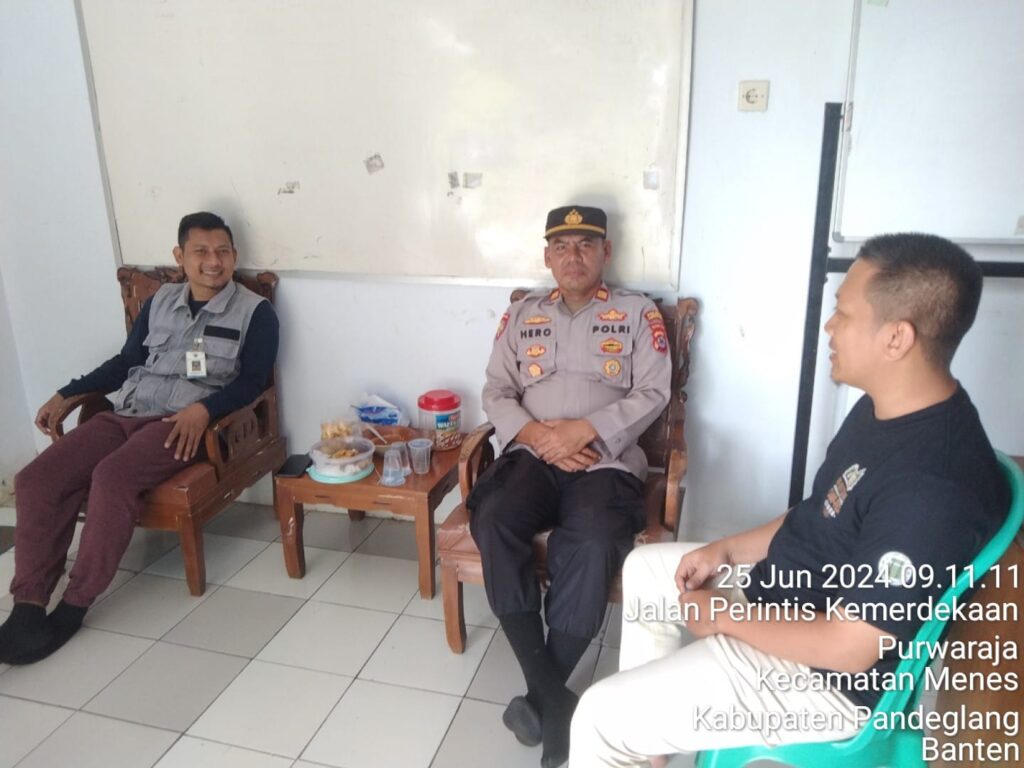Polsek Menes Sambangi Petugas Penyuluh BKKBN Sutikno di Desa Purwaraja 2 WhatsApp Image 2024 06 25 at 15.11.03