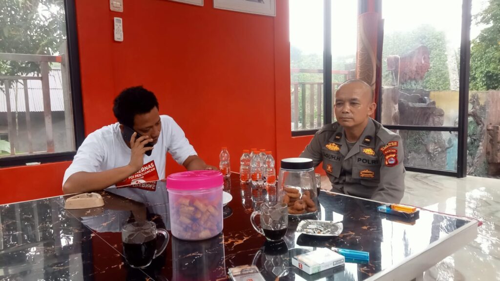 Polsek Menes Sambangi Tokoh Masyarakat di Kampung Kadu Kombong Desa Menes 1 WhatsApp Image 2024 06 25 at 15.23.45