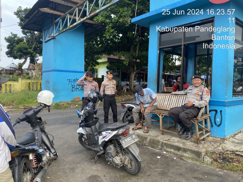Sat Samapta Polres Pandeglang Sambangi Sopir Angkutan Umum di Terminal Kadubanen 5 WhatsApp Image 2024 06 25 at 20.20.49
