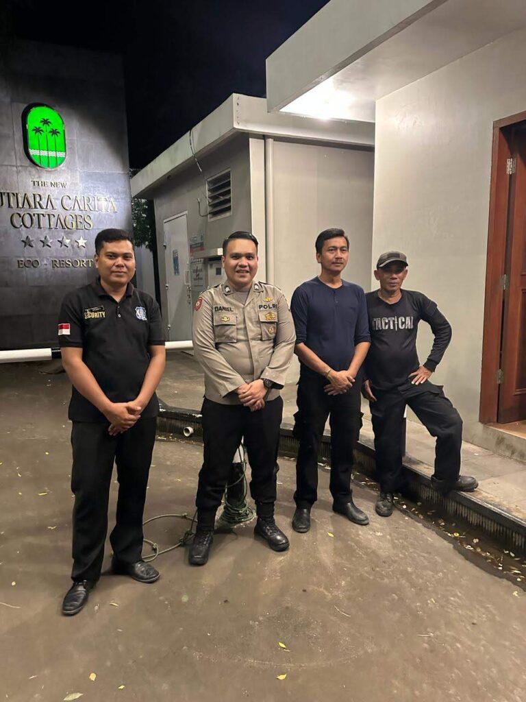 Personil Unit Samapta Polsek Carita, Brigadir Daniel, Melaksanakan Patroli Malam ke Hotel Mutiara 10 WhatsApp Image 2024 06 25 at 23.13.07
