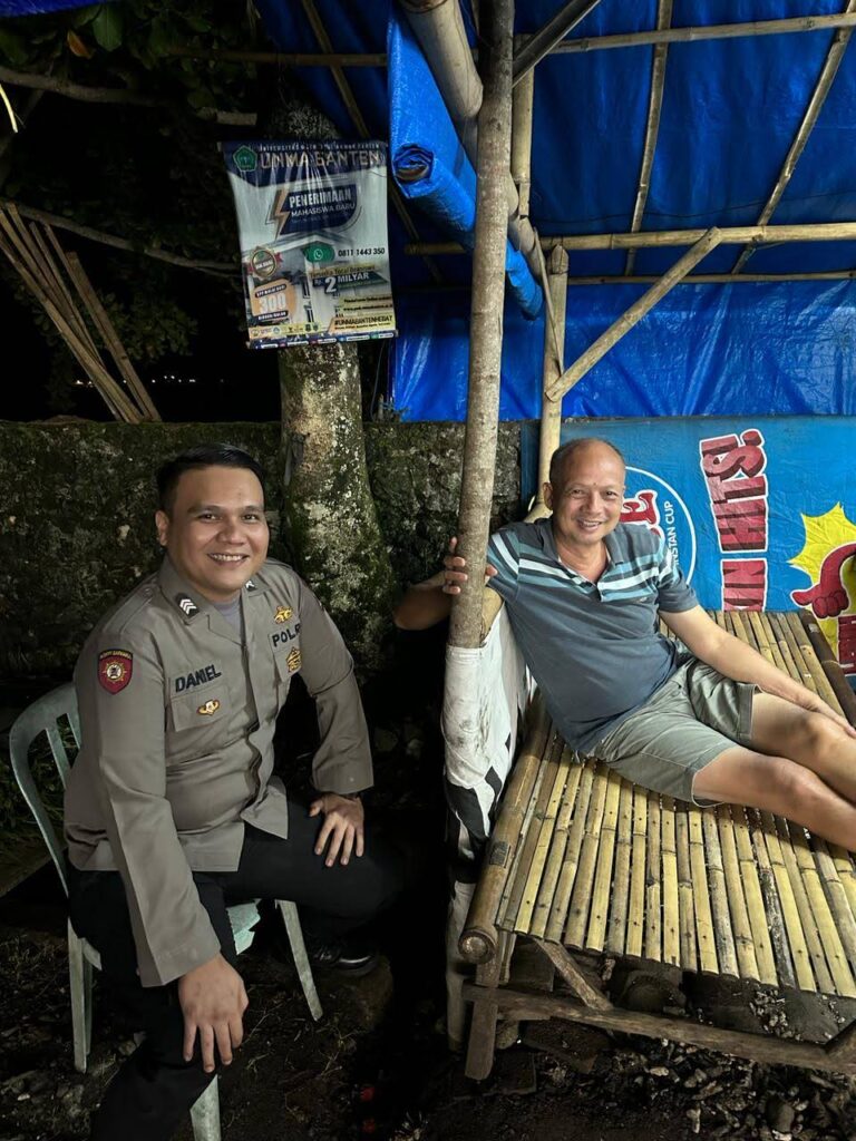 Personil Polsek Carita Melaksanakan Patroli Malam dan Berinteraksi dengan Warga di Pos Ronda 1 WhatsApp Image 2024 06 25 at 23.15.49