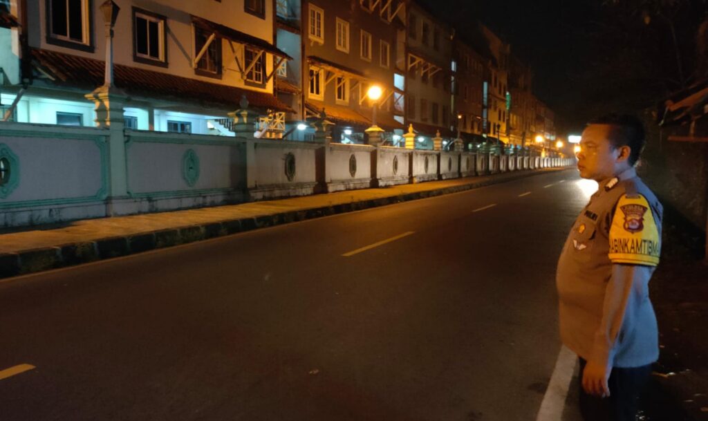 Personil Polsek Carita, Bripka Bobi, Memantau Jalan Utama Carita 2 WhatsApp Image 2024 06 25 at 23.20.25