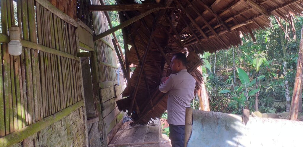 Polsek Pulosari Lakukan Penanganan Kejadian Bencana Alam Pohon Aren Tumbang di Pulosari 3 WhatsApp Image 2024 06 26 at 01.34.32
