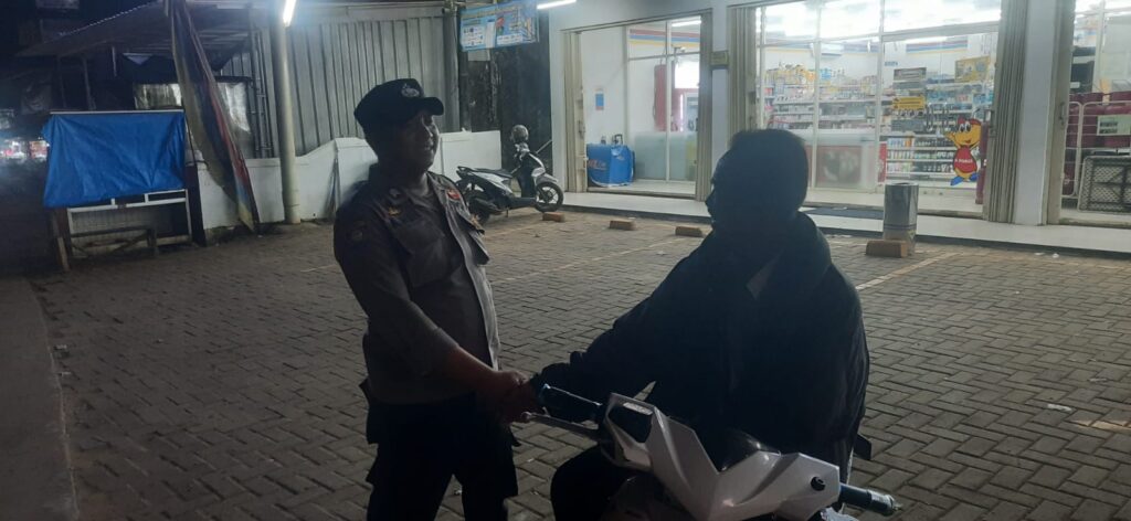 Polsek Picung Rutin Gelar Patroli Malam untuk Jaga Kamtibmas 5 WhatsApp Image 2024 06 26 at 05.29.47