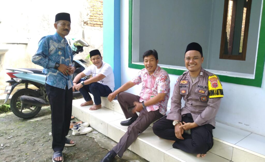 Bhabinkamtibmas Polsek Angsana Polres Pandeglang Sambangi Masyarakat Desa Angsana dan Sampaikan Pesan Kamtibmas 7 WhatsApp Image 2024 06 26 at 05.31.18