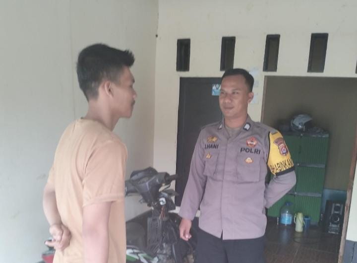Bhabinkamtibmas Polsek Angsana Polres Pandeglang Laksanakan Sambang Door to Door Sistem di Desa Sumurlaban 9 WhatsApp Image 2024 06 26 at 05.31.35