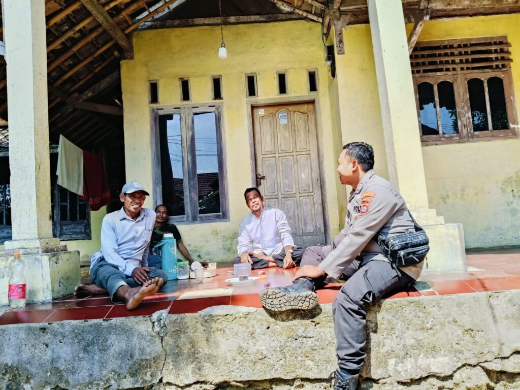 Bhabinkamtibmas Polsek Panimbang Sambangi Warga Desa untuk Jalin Silaturahmi dan Berikan Himbauan Kamtibmas 2 WhatsApp Image 2024 06 26 at 05.46.23