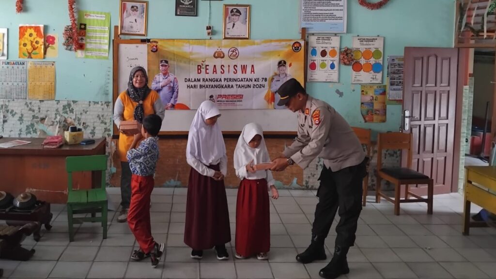 Polsek Cadasari Berikan Bantuan Bea Siswa Kepada 3 Murid SDN 3 Cadasari 3 WhatsApp Image 2024 06 26 at 08.55.14
