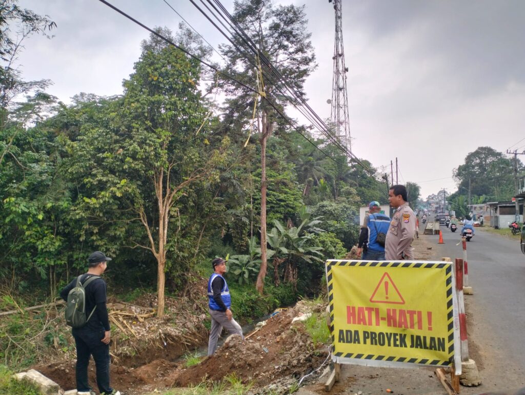 Polsek Menes Pandeglang Gelar Himbauan Kamtibmas Kepada Petugas Perbaikan Jalan Longsor di Cimanying 10 WhatsApp Image 2024 06 26 at 14.45.48