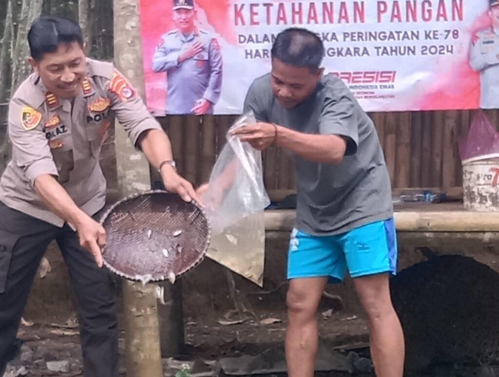 Polsek Cibaliung Berikan Bantuan Benih Ikan untuk Tingkatkan Ketahanan Pangan dalam Rangka Hari Bhayangkara ke-78 9 WhatsApp Image 2024 06 26 at 14.47.13