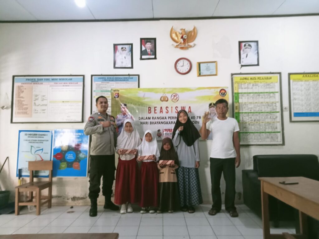 Polsek Cikedal Salurkan Bantuan Beasiswa di SDN 01 Dahu dalam Rangka HUT Bhayangkara ke-78 10 WhatsApp Image 2024 06 27 at 00.55.32