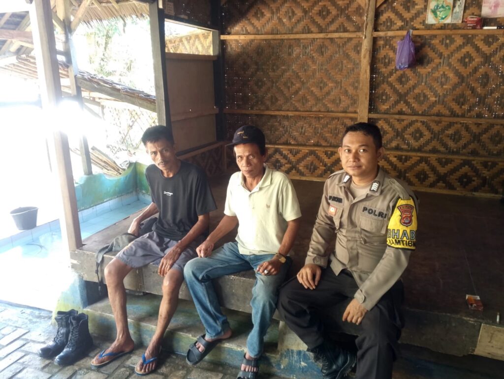 Polsek Cikedal Lakukan Sambang Dialogis Guna Jalin Komunikasi Yang Baik Dengan Masyarakat 1 WhatsApp Image 2024 06 27 at 00.57.02