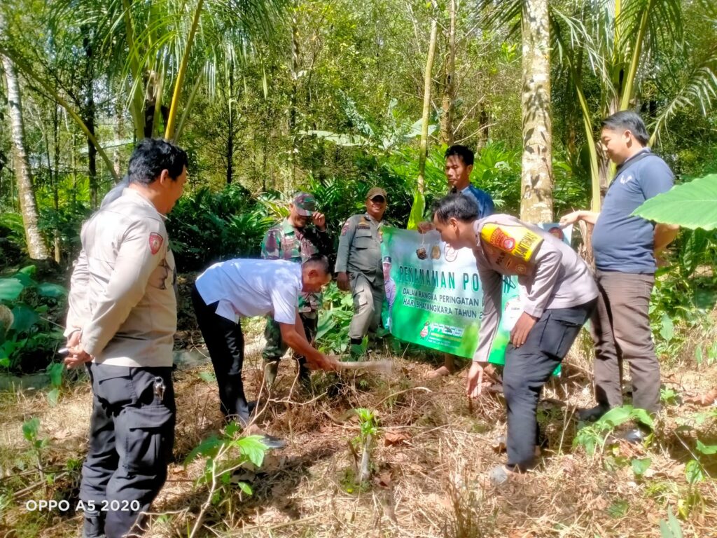 Polsek Pulosari Tanam 100 Pohon dalam Rangka HUT Bhayangkara ke 78 2 WhatsApp Image 2024 06 27 at 01.20.24