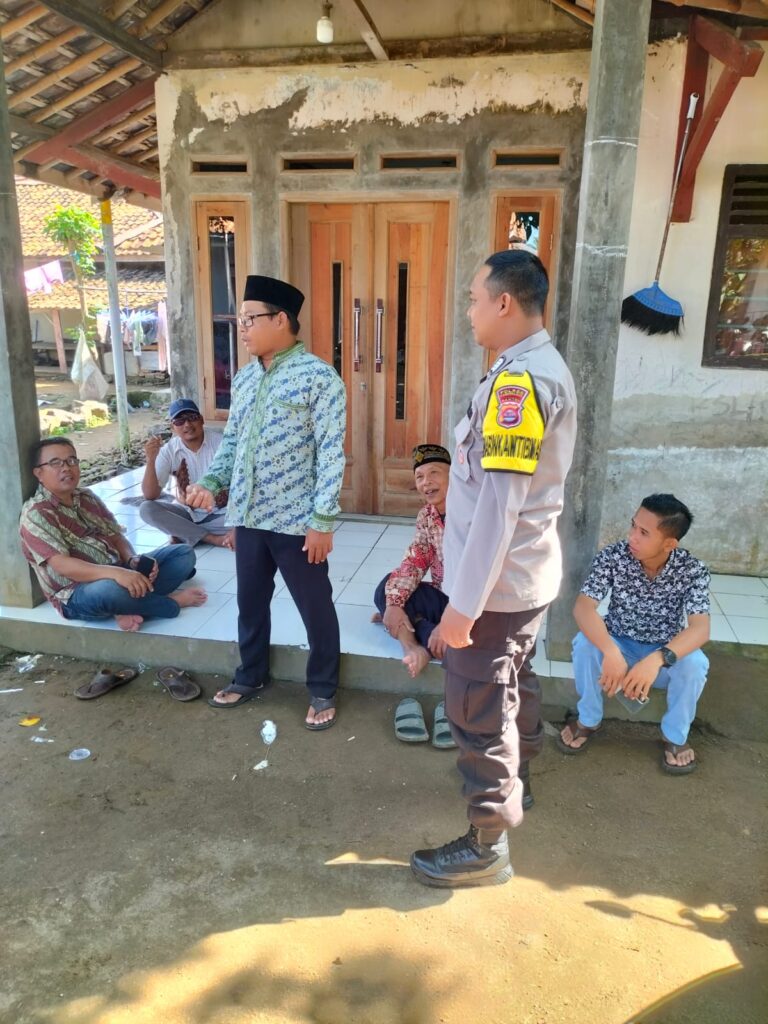 Bhabinkamtibmas Polsek Carita Lakukan Patroli dan Berbincang-Bincang dengan Warga 4 WhatsApp Image 2024 06 27 at 04.55.17