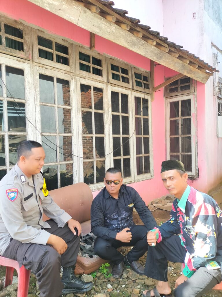 Personil Polsek Carita Bersilaturahmi dengan Tokoh Pemuda di Desa Sukarame 6 WhatsApp Image 2024 06 27 at 05.00.42