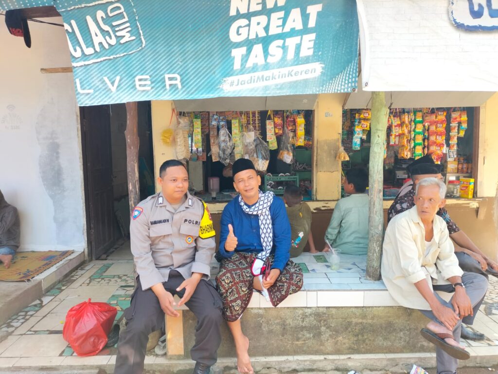 Bhabinkamtibmas Polsek Carita Silaturahmi dengan Tokoh Agama Ketua MUI Kecamatan Carita 7 WhatsApp Image 2024 06 27 at 05.03.04