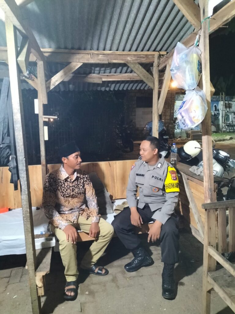 Bhabinkamtibmas Polsek Carita Melaksanakan Patroli Malam dan Berbincang dengan Warga di Desa Sukajadi 9 WhatsApp Image 2024 06 27 at 05.10.43