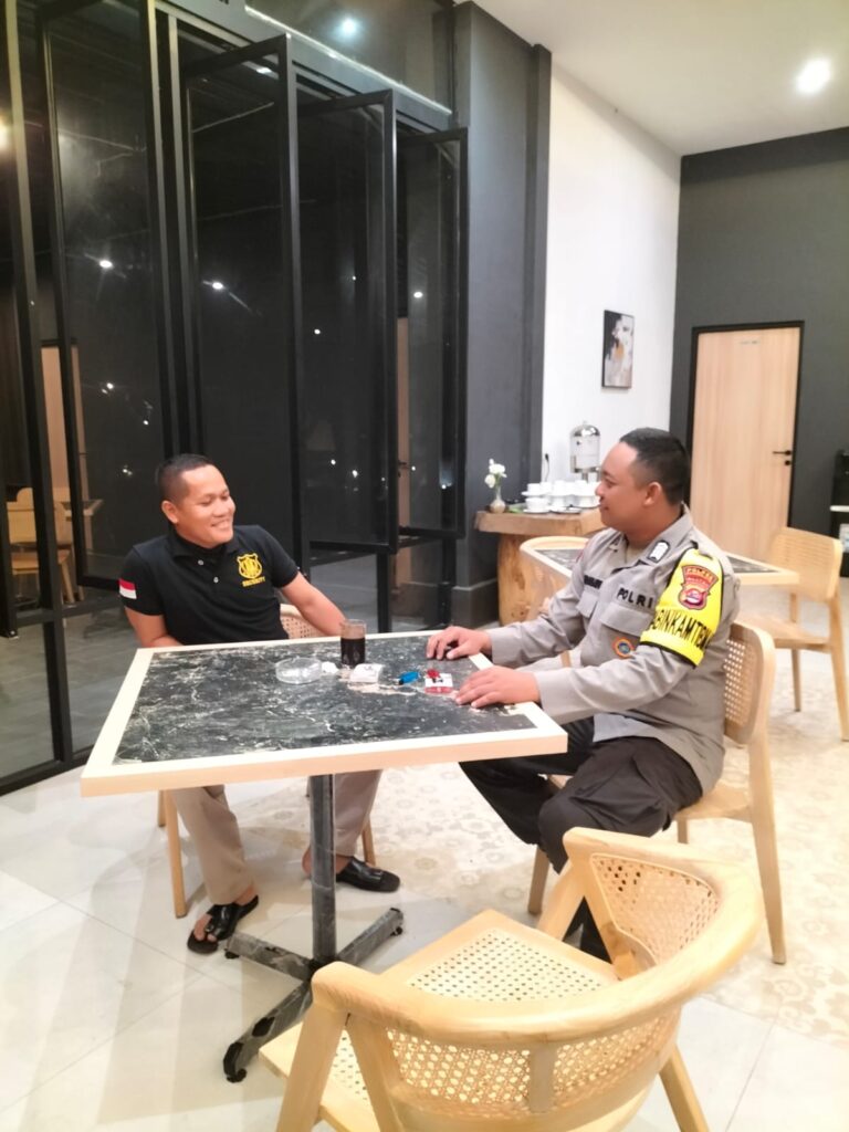 Personil Polsek Carita Sambangi Penginapan dan Memberikan Himbauan kepada Petugas Keamanan 10 WhatsApp Image 2024 06 27 at 05.13.42