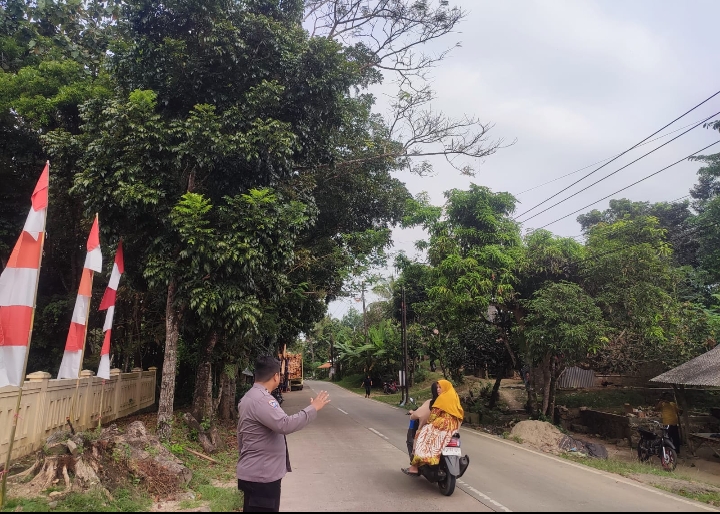 Anggota Piket Polsek Angsana Polres Pandeglang, Laksanakan Strongpoint Sore di Jl Raya Munjul-Angsana 1 WhatsApp Image 2024 06 27 at 06.02.31