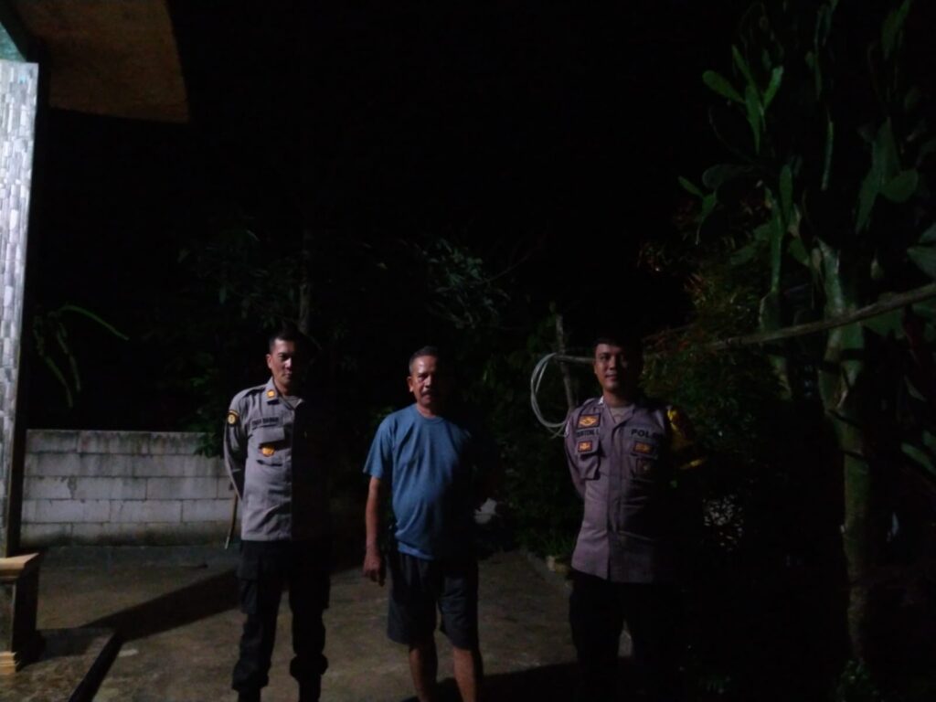 Bhabinkamtibmas Polsek Angsana Polres Pandeglang Sambangi Masyarakat Desa Kadubadak dan Berikan Pesan Kamtibmas 2 WhatsApp Image 2024 06 27 at 06.02.45