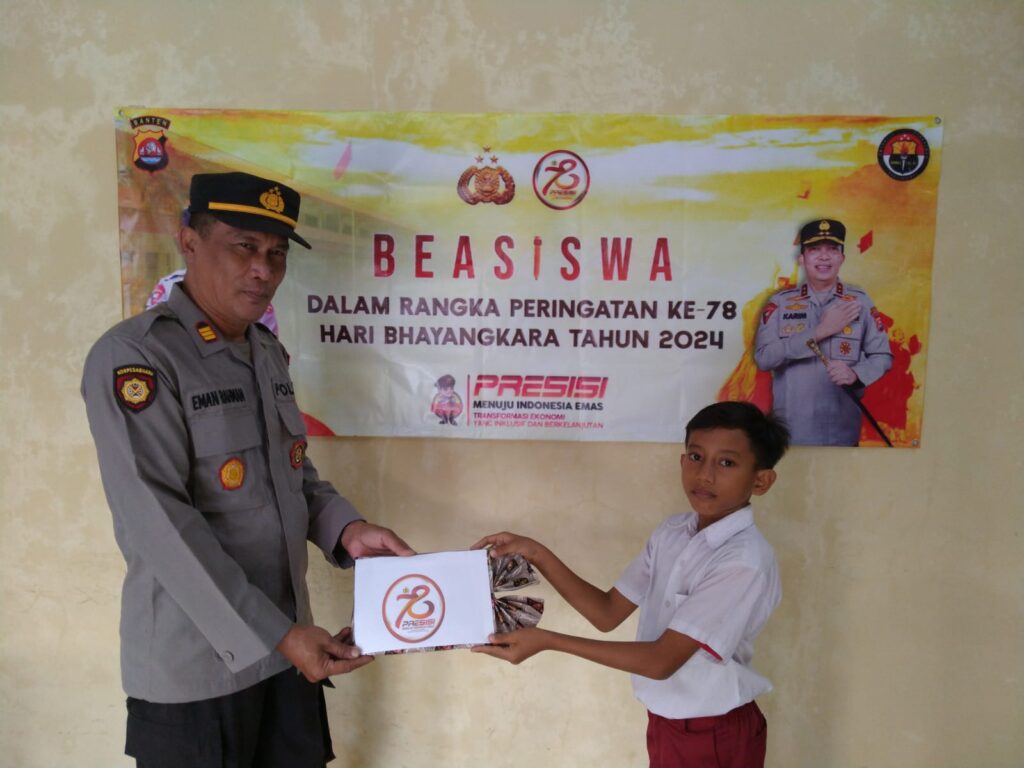 Dalam Rangka HUT Bhayangkara ke-78, Kapolsek Angsana Polres Pandeglang Santuni Siswa Kurang Mampu dari SDN 1 Angsana 3 WhatsApp Image 2024 06 27 at 06.03.43