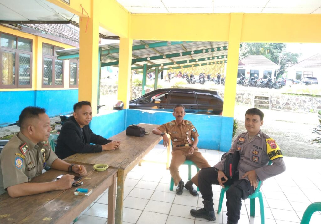 Bangun Komunikasi yang Baik, Bhabinkamtibmas Polsek Angsana Polres Pandeglang Sambangi Kantor Kecamatan Angsana Ajak Bersinergi Jaga Kamtibmas 4 WhatsApp Image 2024 06 27 at 06.03.54