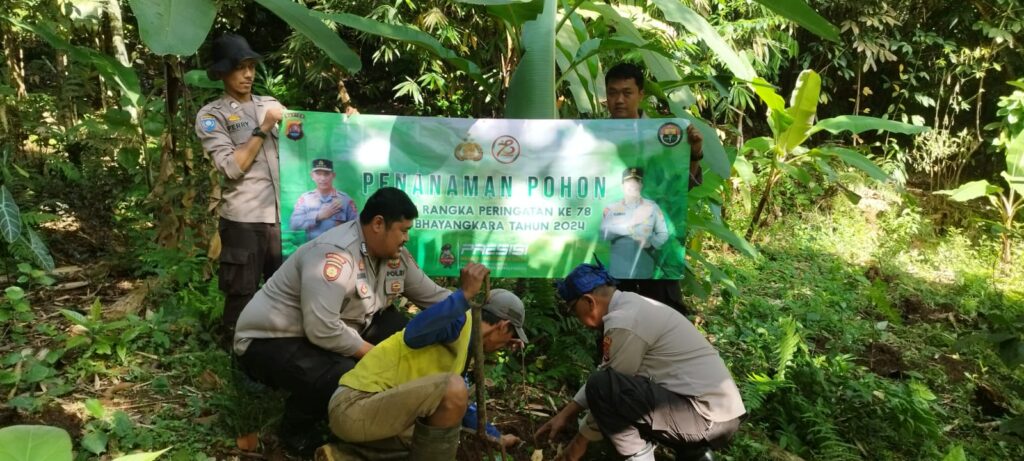 Polsek Bojong Polres Pandeglang Laksanakan Penanaman Pohon dalam Rangka Peringatan ke-78 Hari Bhayangkara 8 WhatsApp Image 2024 06 27 at 10.04.40