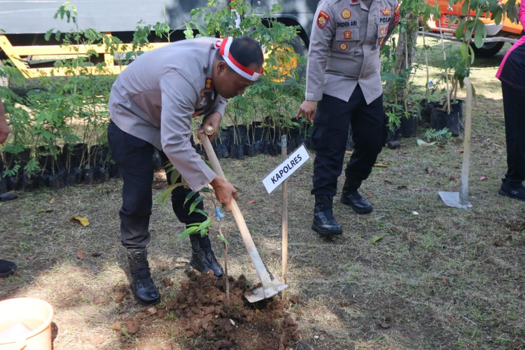 Polres Pandeglang Gelar Kegiatan Penanaman Pohon dalam Perayaan Hari Ulang Tahun Bhayangkara ke-78 6 WhatsApp Image 2024 06 27 at 11.09.19