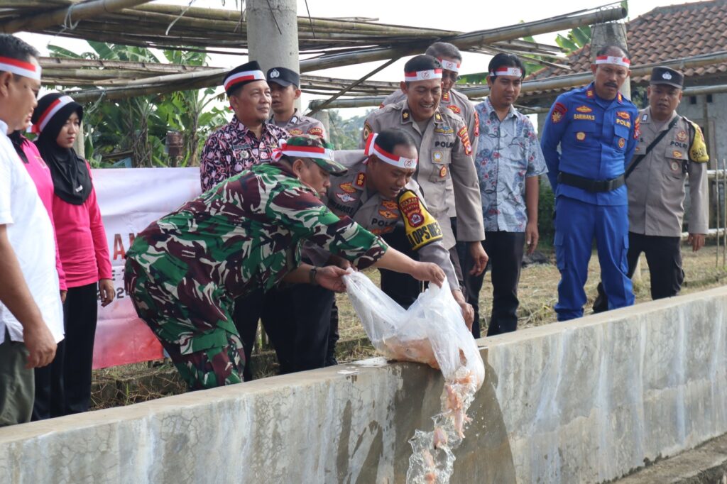 Polres Pandeglang Tebar Ribuan Bibit Ikan untuk Memperingati HUT ke-78 Bhayangkara 5 WhatsApp Image 2024 06 27 at 11.11.15